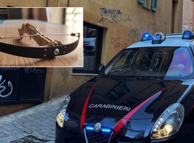 Macerata - Tentano di sfrattarlo, ma lui non ci sta ed estrae la balestra: carabinieri evitano la tragedia Macerata - Tentano di sfrattarlo, ma lui non ci sta ed estrae la balestra: carabinieri evitano la tragedia