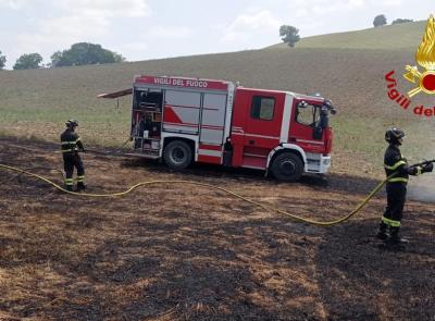 San Severino, incendio a Serralta: in fiamme sterpaglie e 15 rotoballe di fieno, bruciati 1,5 ettari