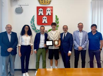 Camerino, Giulio Pellizzari torna a casa: premiato dal Comune dopo il sesto posto al Giro d'Italia 2025