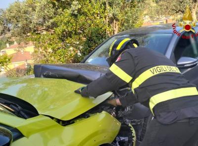 Scontro frontale tra due auto in curva: due giovani feriti, uno elitrasportato ad Ancona
