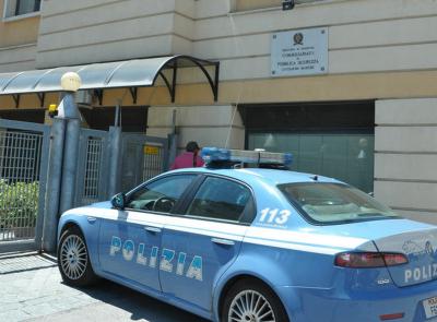 Civitanova, uomo ubriaco aggredisce agenti e danneggia il commissariato: arrestato