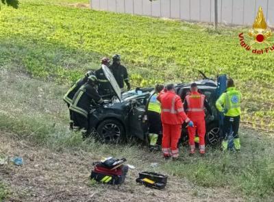 Macerata, scontro tra auto e trattore a Macerata: donna ferita e trasportata a Torrette Macerata, scontro tra auto e trattore a Macerata: donna ferita e trasportata a Torrette