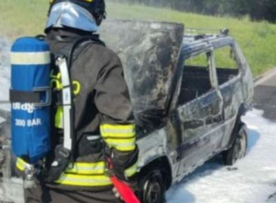 Gagliole, fumo dal cofano, poi le fiamme: Fiat Panda distrutta, nessun ferito