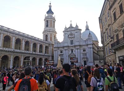 Da Macerata a Loreto: in 70mila per il 47° Pellegrinaggio. "Vicinanza spirituale" da Papa Leone XIV Da Macerata a Loreto: in 70mila per il 47° Pellegrinaggio. "Vicinanza spirituale" da Papa Leone XIV