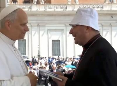 Il berretto del vescovo e il sorriso del Papa: siparietto tra monsignor Vecerrica e Leone XIV in piazza San Pietro (VIDEO) Il berretto del vescovo e il sorriso del Papa: siparietto tra monsignor Vecerrica e Leone XIV in piazza San Pietro (VIDEO)