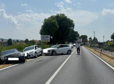 Macerata, carambola fra auto lungo la Statale: nove feriti, coinvolti sei bambini Macerata, carambola fra auto lungo la Statale: nove feriti, coinvolti sei bambini