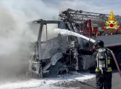 Incendio in A14: camion prende fuoco fuori dalla galleria, coinvolto anche un furgone Incendio in A14: camion prende fuoco fuori dalla galleria, coinvolto anche un furgone