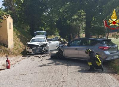 Violento impatto tra auto: due feriti, uno trasportato a Torrette in eliambulanza Violento impatto tra auto: due feriti, uno trasportato a Torrette in eliambulanza