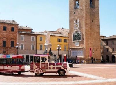 Un trenino tra le poesie di Leopardi: Recanati lancia il suo nuovo tour culturale Un trenino tra le poesie di Leopardi: Recanati lancia il suo nuovo tour culturale