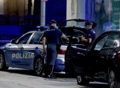 Civitanova, ragazze aggredite dopo aver rifiutato approccio: "Ci hanno strappato il cellulare e picchiato un nostro amico" Civitanova, ragazze aggredite dopo aver rifiutato approccio: "Ci hanno strappato il cellulare e picchiato un nostro amico"