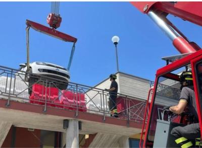 Sbaglia rampa e finisce sul terrazzo di un edificio: auto recuperata dai Vigili del Fuoco Sbaglia rampa e finisce sul terrazzo di un edificio: auto recuperata dai Vigili del Fuoco