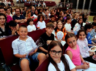 Macerata, lo Sferisterio diventa scuola: l’opera conquista bambini e famiglie con 16mila presenze Macerata, lo Sferisterio diventa scuola: l’opera conquista bambini e famiglie con 16mila presenze