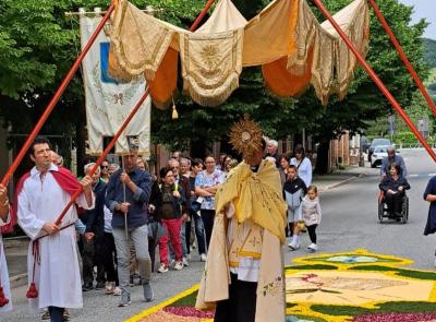 Caldarola, la 34ª Infiorata del Corpus Domini racconta il Giubileo della Speranza Caldarola, la 34ª Infiorata del Corpus Domini racconta il Giubileo della Speranza