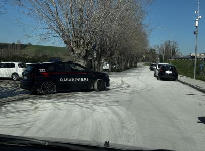 Penna San Giovanni - Lascia l'auto aperta, ladro ne approfitta e ruba un borsello: denunciato Penna San Giovanni - Lascia l'auto aperta, ladro ne approfitta e ruba un borsello: denunciato