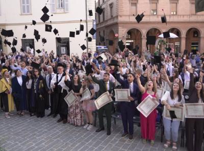 Unimc, 1.904 laureati nel 2024: al via il Graduation Day in piazza con il rettore McCourt Unimc, 1.904 laureati nel 2024: al via il Graduation Day in piazza con il rettore McCourt