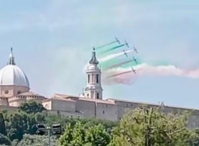 Le Frecce Tricolori omaggiano Loreto e la sua patrona