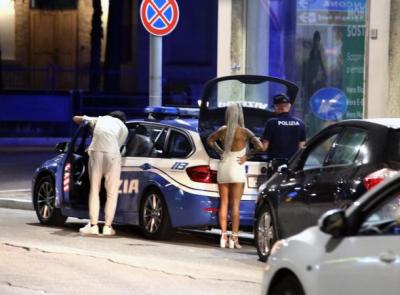 Movida a Civitanova, oltre 160 persone identificate: sanzioni per droga e irregolarità negli chalet