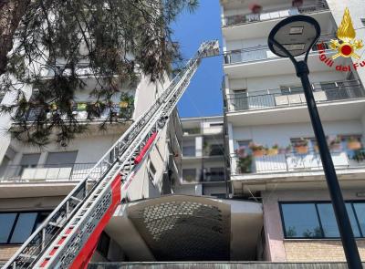 Civitanova, cadono calcinacci da un cornicione: intervento dei vigili del fuoco in via della Nave
