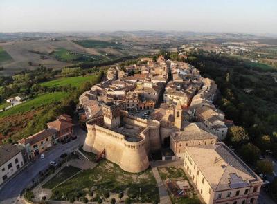 Urbisaglia celebra il punto esclamativo: tra storia, linguaggio e memoria