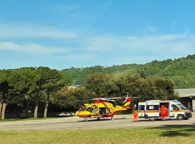 Visso, perde il controllo della moto e cade: 63enne soccorso in eliambulanza