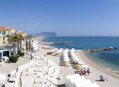 Un'estate al mare, anche in bus: Treia riattiva la linea di trasporto balneare Un'estate al mare, anche in bus: Treia riattiva la linea di trasporto balneare