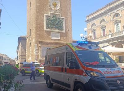Malore in piazza a Recanati: salvato grazie al 118 e a una dottoressa in vacanza Malore in piazza a Recanati: salvato grazie al 118 e a una dottoressa in vacanza