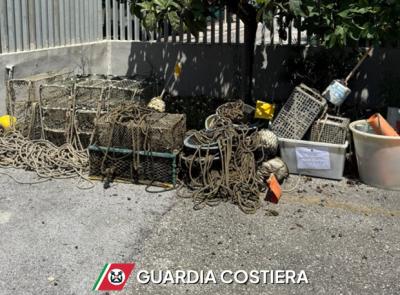 Blitz della Guardia Costiera: maxi sequestro di attrezzi da pesca illegali a Civitanova Blitz della Guardia Costiera: maxi sequestro di attrezzi da pesca illegali a Civitanova