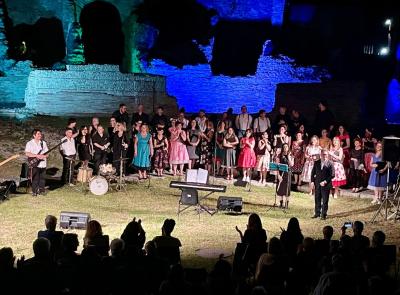 “Voci in Teatro”: la magia del canto corale questa sera al Teatro Romano di Villa Potenza “Voci in Teatro”: la magia del canto corale questa sera al Teatro Romano di Villa Potenza