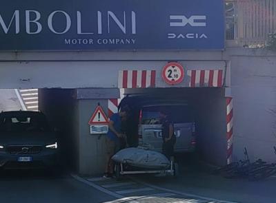 Civitanova, auto con tavola da surf e bici incastrato nel sottopasso Castellaro: traffico in tilt