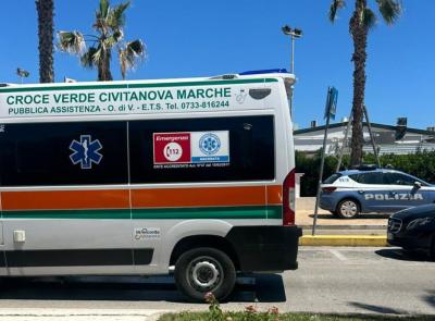 Civitanova, malore fatale in spiaggia: muore turista umbra