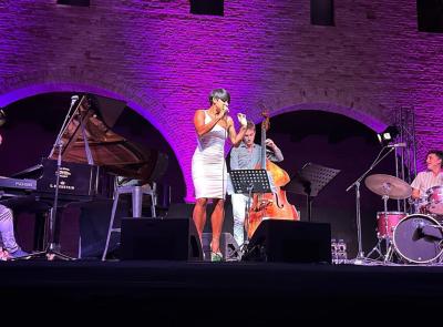 La voce di Karima incanta il pubblico: grande apertura per Borghi in Jazz al Castello della Rancia
