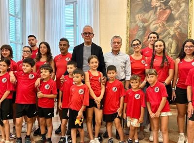 La Civitanova Skating premiata in Comune: maglia donata a sindaco e assessore