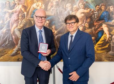 Unimc, il rettore John McCourt premiato come “Marchigiano fuori le mura”