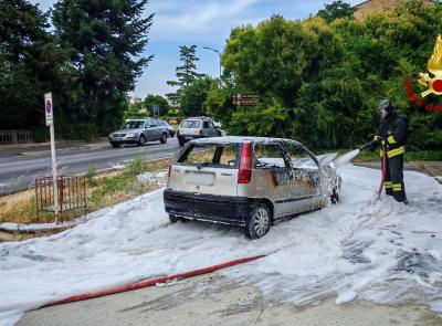 Montecassiano, auto divorata falle fiamme sulla Sp77 Montecassiano, auto divorata falle fiamme sulla Sp77