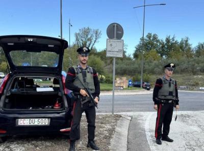 Tolentino, fugge all'alt dei Carabinieri poi viene trovato positivo all'alcol test e con hashish nello zaino Tolentino, fugge all'alt dei Carabinieri poi viene trovato positivo all'alcol test e con hashish nello zaino