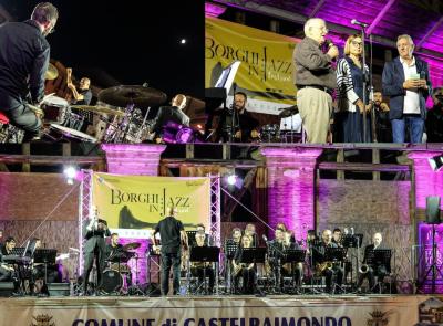 “Borghi in Jazz" fa tappa a Castelraimondo: 200 spettatori per la serata dedicata a Sinatra “Borghi in Jazz" fa tappa a Castelraimondo: 200 spettatori per la serata dedicata a Sinatra