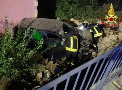 Auto sfonda la recinzione e finisce nel cortile di una casa: un ferito Auto sfonda la recinzione e finisce nel cortile di una casa: un ferito