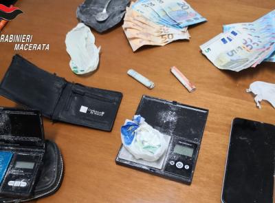 Castelraimondo, arrestato 44enne per spaccio di cocaina: rifiuta test tossicologici e guida con patente sospesa Castelraimondo, arrestato 44enne per spaccio di cocaina: rifiuta test tossicologici e guida con patente sospesa