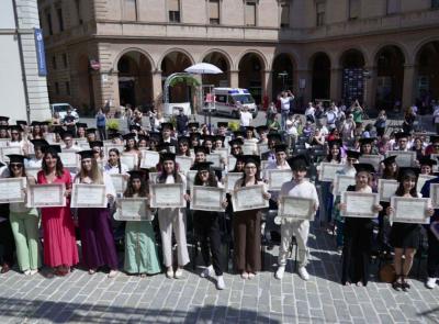UniMC, il 90% dei laureati trova lavoro stabile entro pochi mesi: i dati AlmaLaurea premiano l’ateneo UniMC, il 90% dei laureati trova lavoro stabile entro pochi mesi: i dati AlmaLaurea premiano l’ateneo