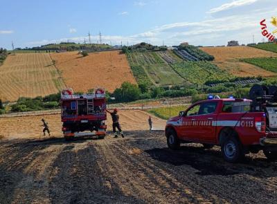 Fermo, incendio sterpaglie in Via Pompeiana: intervento dei Vigili del Fuoco
