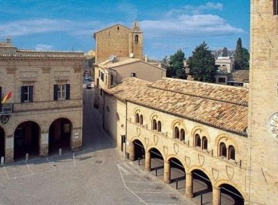 Montelupone accende l'estate con i "Giochi in borghese"