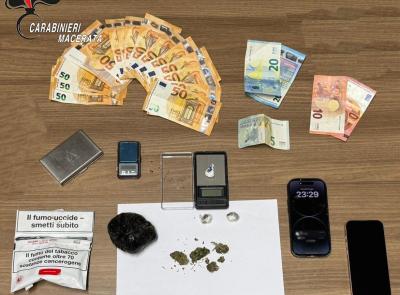 Matelica, 130 grammi di cocaina in casa: arrestato pusher. In manette anche il cognato, denunciata la moglie Matelica, 130 grammi di cocaina in casa: arrestato pusher. In manette anche il cognato, denunciata la moglie