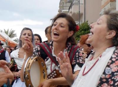 "Li Matti de Monteco" portano i colori della tradizione a “Pro Loco in Festa” "Li Matti de Monteco" portano i colori della tradizione a “Pro Loco in Festa”