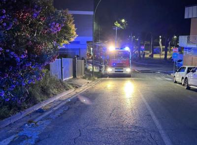 Appartamento in fiamme nella notte: donna intrappolata sul balcone salvata dai vigili del fuoco