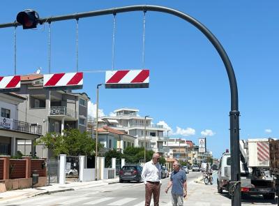 Civitanova, installato il portale anti-ingombro al Lungomare Nord: "Un punto fermo su un problema annoso"