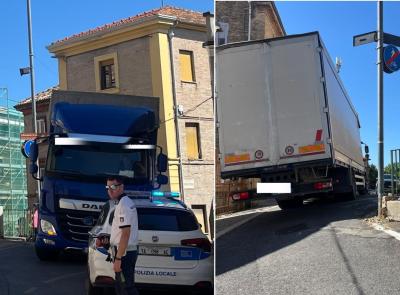 Macerata, camion bloccato nella salita di Borgo San Giuliano: traffico in tilt Macerata, camion bloccato nella salita di Borgo San Giuliano: traffico in tilt