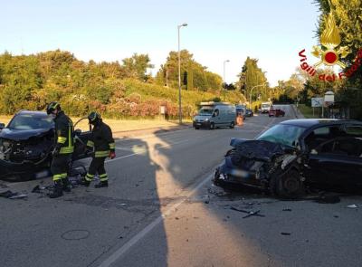 Scontro frontale all’alba fra due auto: tre feriti, grave un 45enne