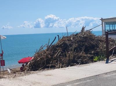 Porto Recanati, spiagge ripulite e pronte a ospitare i turisti dopo i temporali