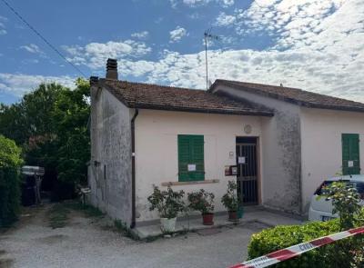 Entra alla festa dei bambini armato e spara: morta una donna, gravissima la figlia