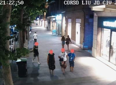 Civitanova, scippa la borsa a una donna e fugge: uomo inseguito da passanti poi arrestato